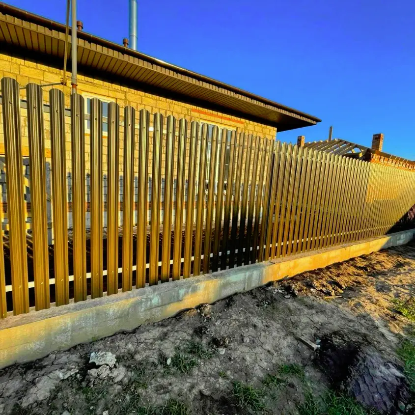 Фото 2 евроштакетник Эко-М образный RAL8019 Темный Шоколад двусторонний