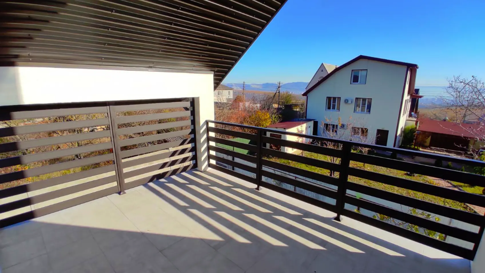 Фото 1 Металлопланкен 8019 МАТТЕ Темный Шоколад матовый на перилах балкона ограждение террасы