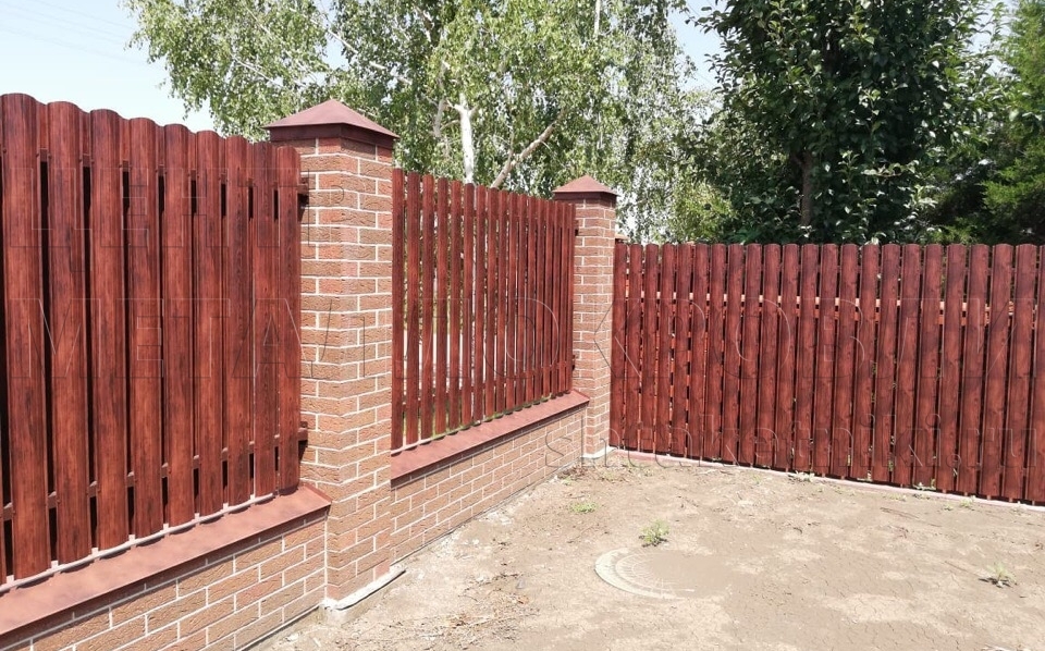 Забор из евроштакетника, имитация под дерево